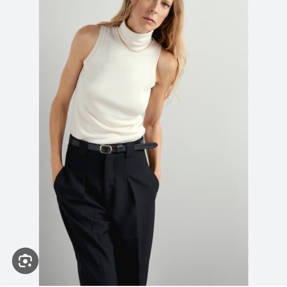 Sleeveless turtleneck knit